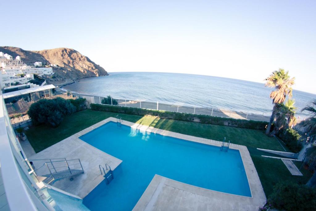 卡沃内拉斯Be Free Nautilus的享有毗邻大海的游泳池的顶部景致