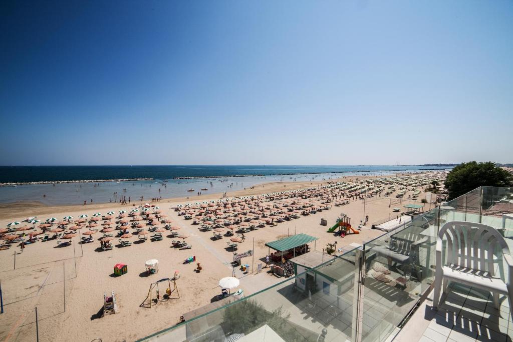 里米尼Riviera Mare Beach Life Hotel的海滩上有很多人
