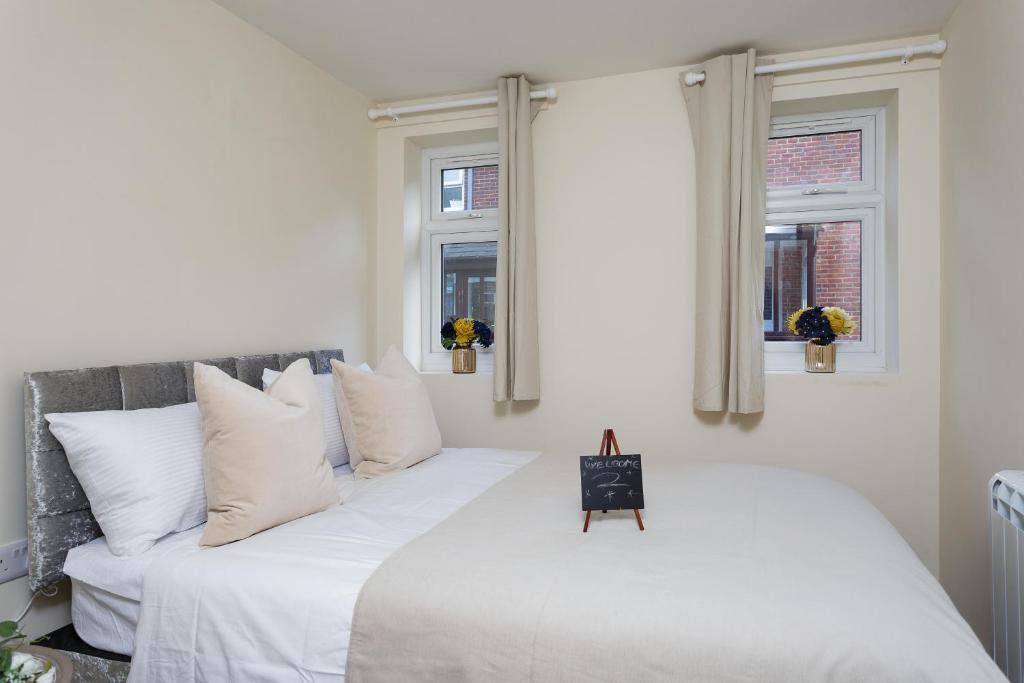 南安普敦Luxury Burgess Apartments close to Soton General Hospital的卧室配有白色大床和白色枕头