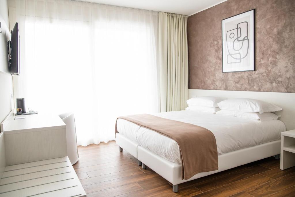 San TrovasoArca Guest House的卧室配有白色的床和窗户。
