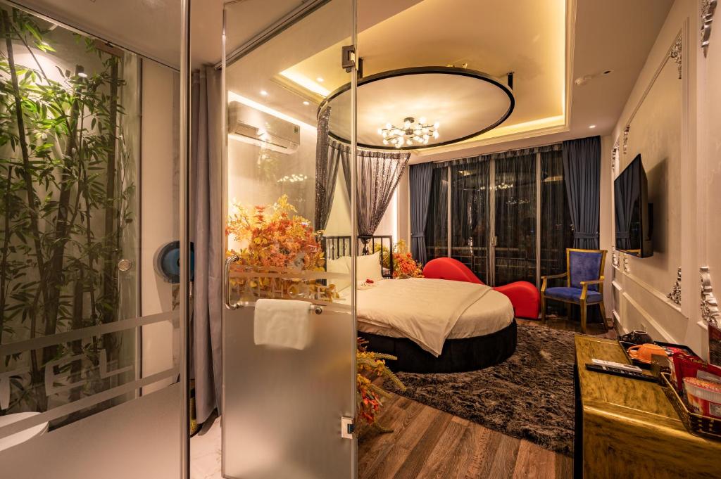 河内Mai Hotel的一间酒店客房 - 带一张床和一间浴室