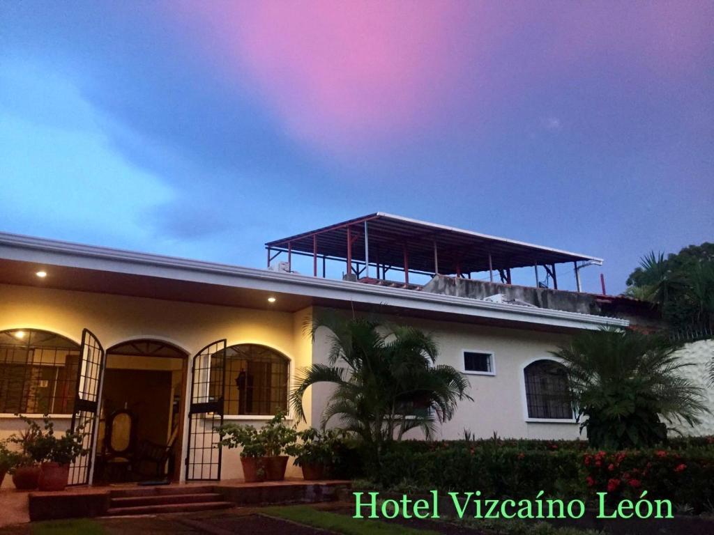 莱昂Hotel Vizcaíno León的一座建筑的顶部有太阳能屋顶