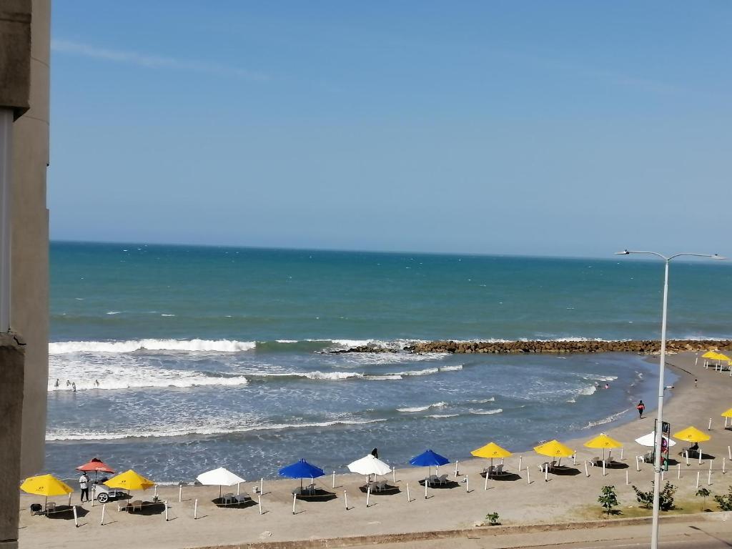 卡塔赫纳Apartamento mar的海滩上设有椅子和遮阳伞,还有大海