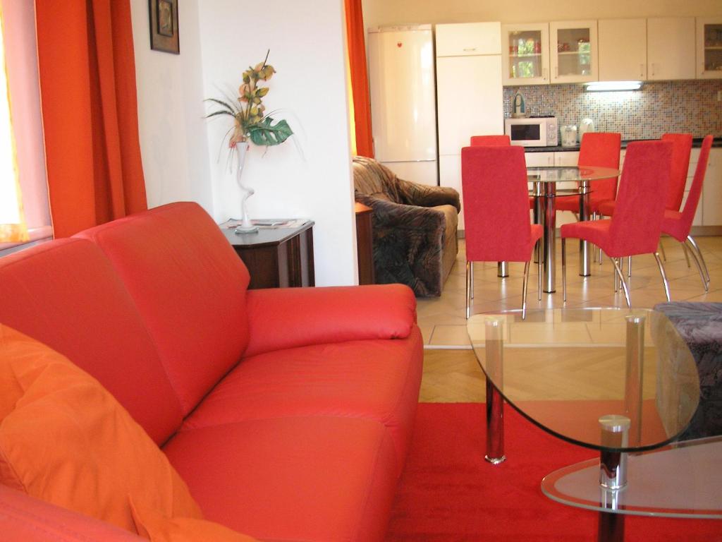 布拉迪斯拉发Apartment Riverside - River View的客厅配有红色的沙发和桌子