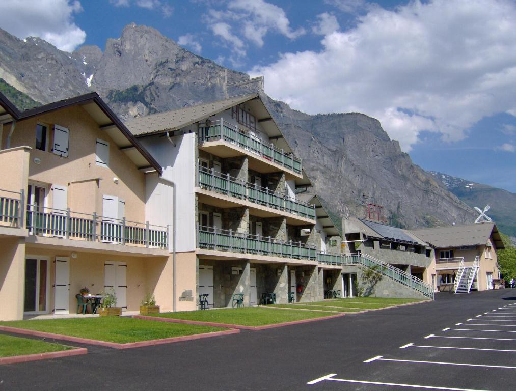 Saint-Julien-Mont-denis兰谢顿酒店的一座大建筑,背景是一座山