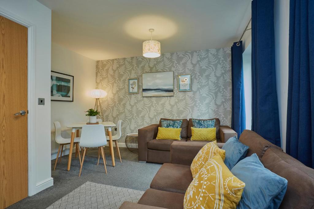 QueensburyBrackenhill Lodge Halifax的客厅配有沙发和桌子