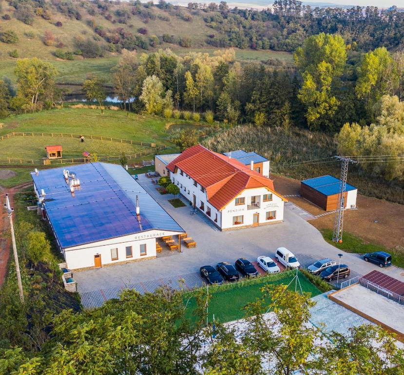 RašoviceNa Zeleném statku的享有带太阳能屋顶房屋的空中景致