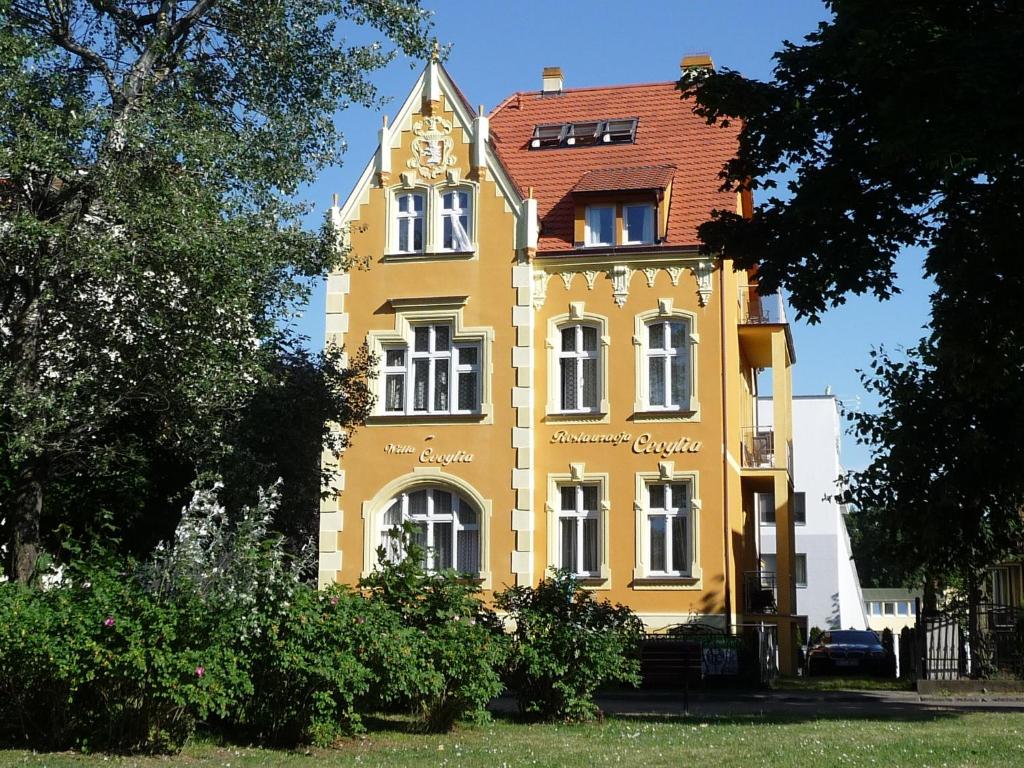 米兹多洛杰威拉赛斯利亚旅馆的黄色的建筑,上面有钟楼