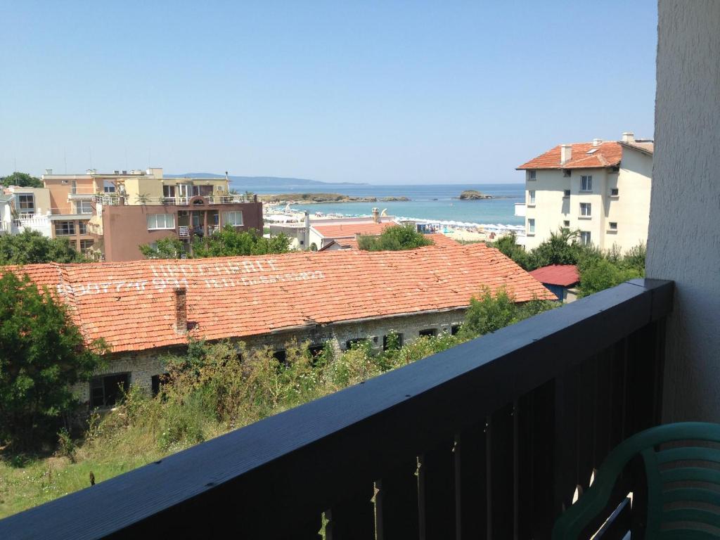 洛泽内茨Hotel Laguna的阳台享有建筑和大海的景致。