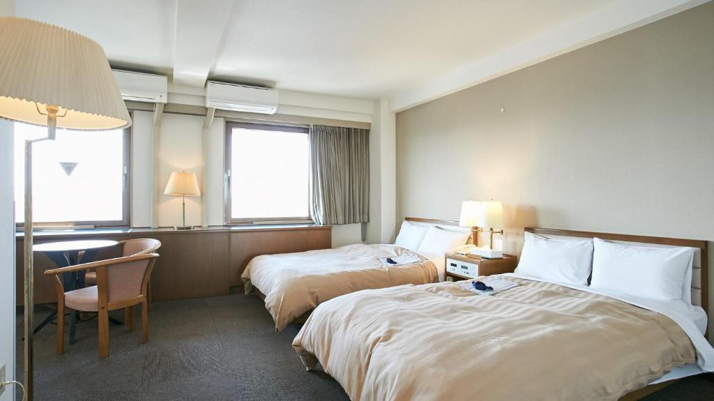 康库太阳丰酒店客房内的一张或多张床位