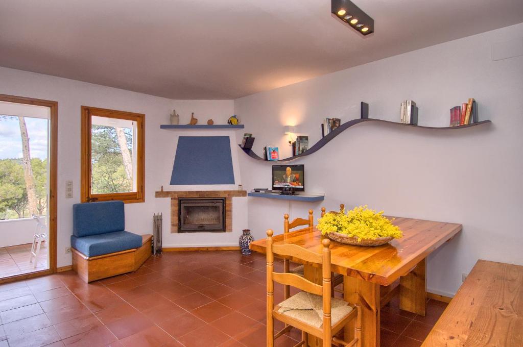 巴古尔萨吞拿“卡萨斯塞玛”别墅的客厅配有桌子和壁炉