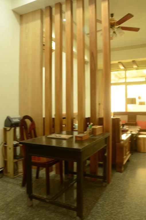 花莲市東之戀民宿的木墙和桌子的房间的一张桌子