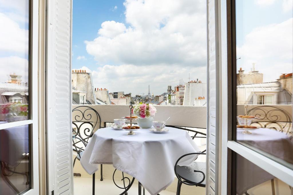 巴黎特里亚农左岸酒店的市景阳台桌子