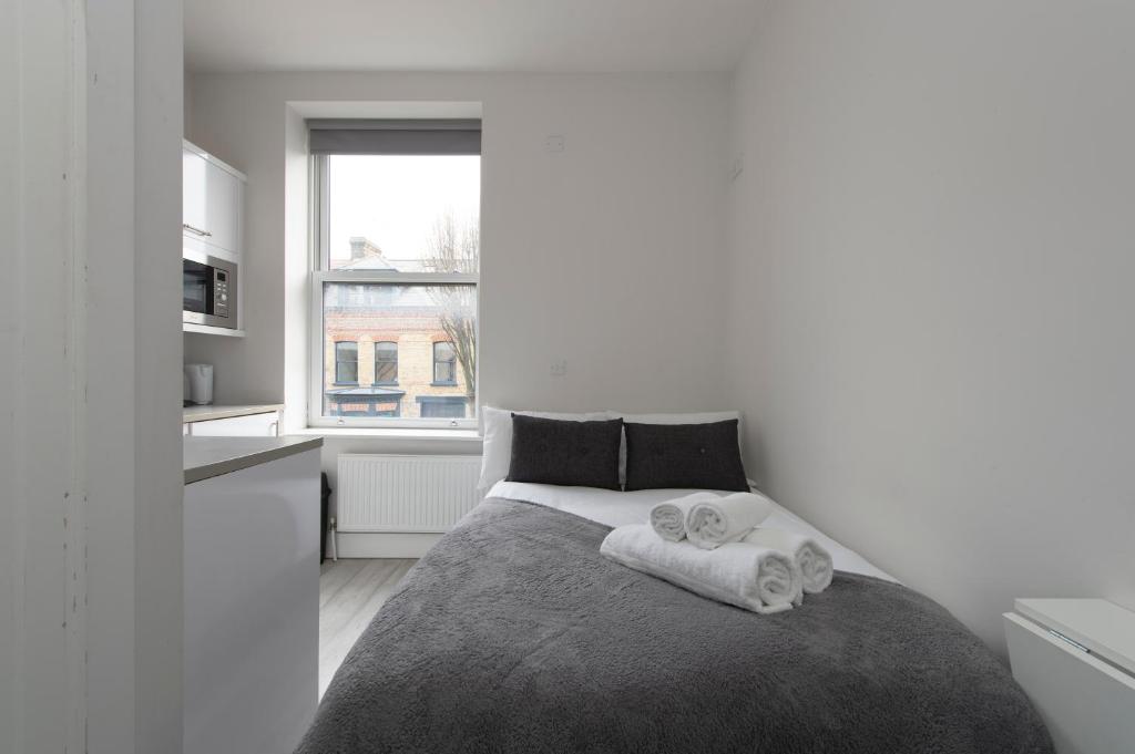 伦敦Fabulous Apartment in Superb location的一间卧室配有带毛巾的床