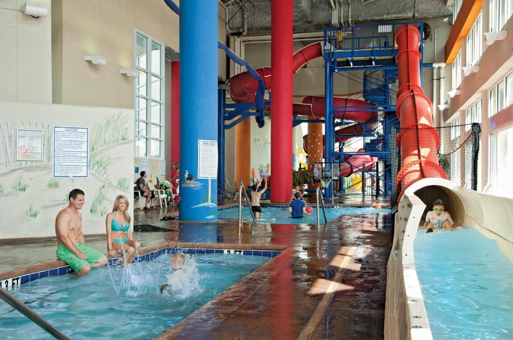 默特尔比奇沙丘村酒店的一群人在室内游泳池里
