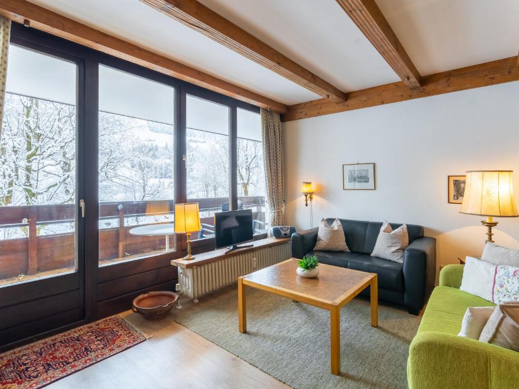 巴特霍夫加施泰因Apartment Plathner by Interhome的客厅配有沙发和桌子