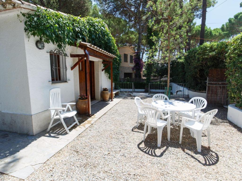 Holiday Home Calsina Baix by Interhome的庭院或其他户外区域