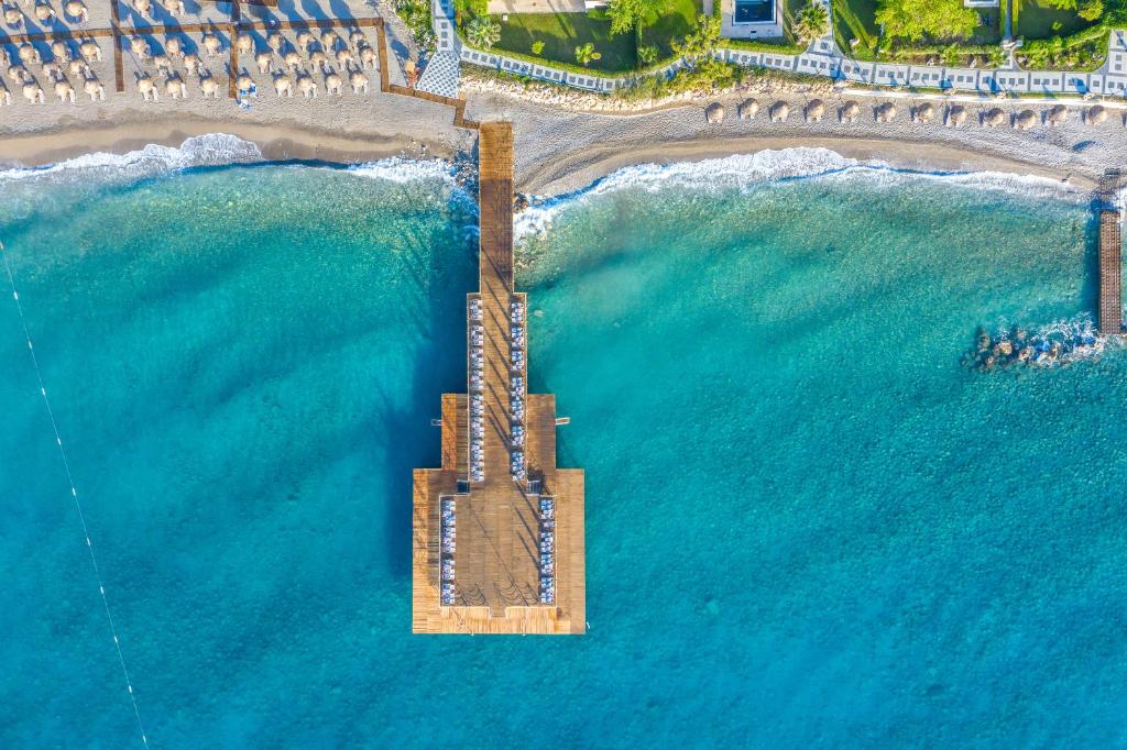 凯麦尔Amara Luxury Resort & Villas的海滩上码头的空中景观