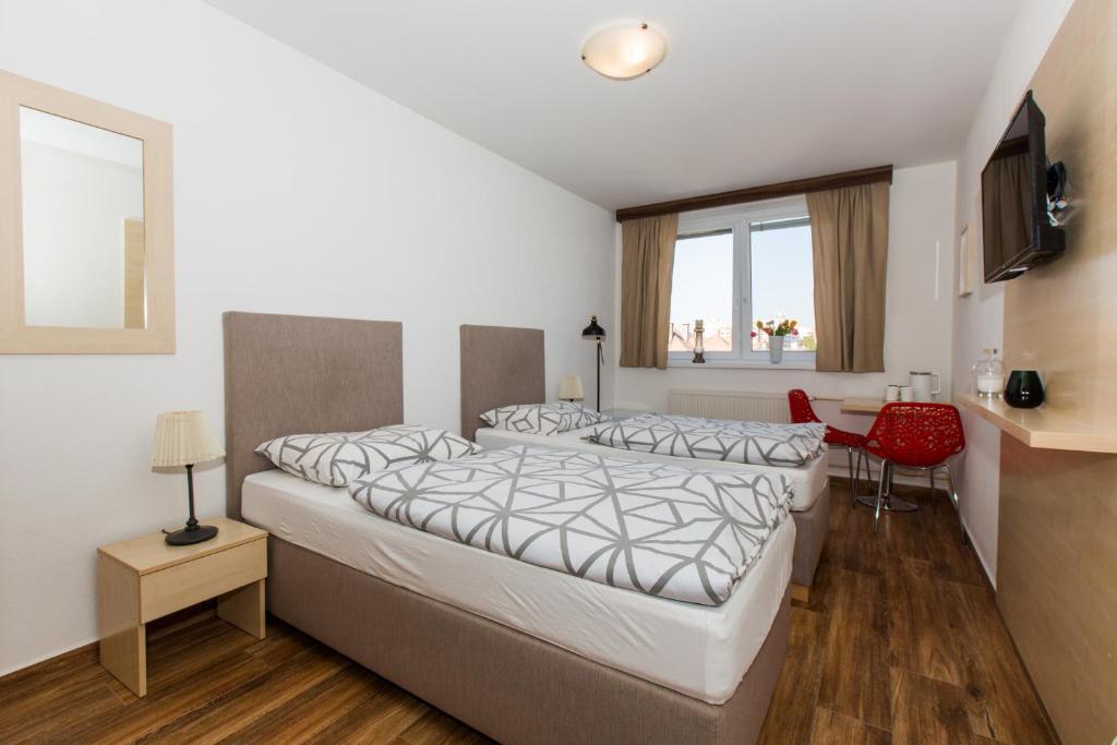 布拉迪斯拉发维茨达酒店的酒店客房设有两张床和电视。