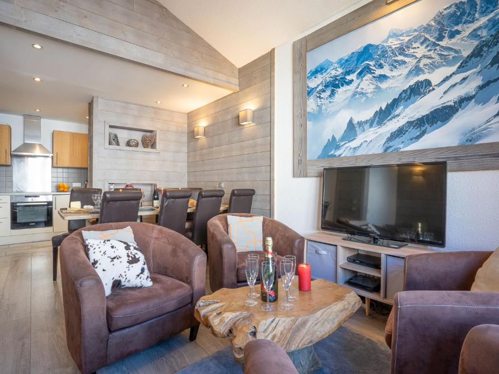 蒂涅Apartment Rond Point des Pistes - Val Claret-17 by Interhome的客厅配有电视和桌椅
