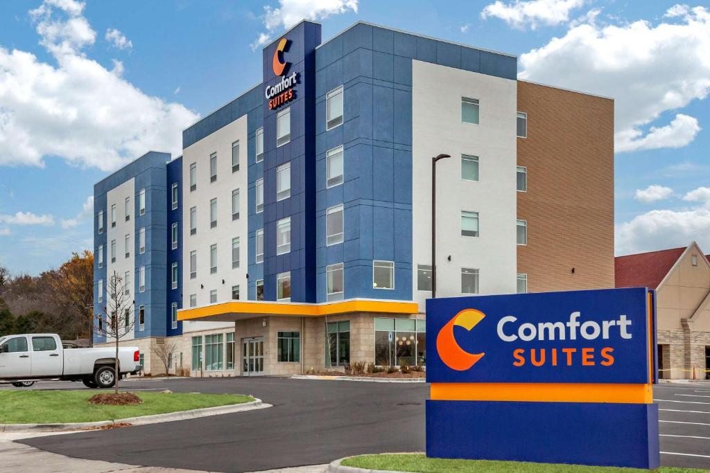 Cottage GroveComfort Suites Cottage Grove-Madison的建筑前有标志的酒店