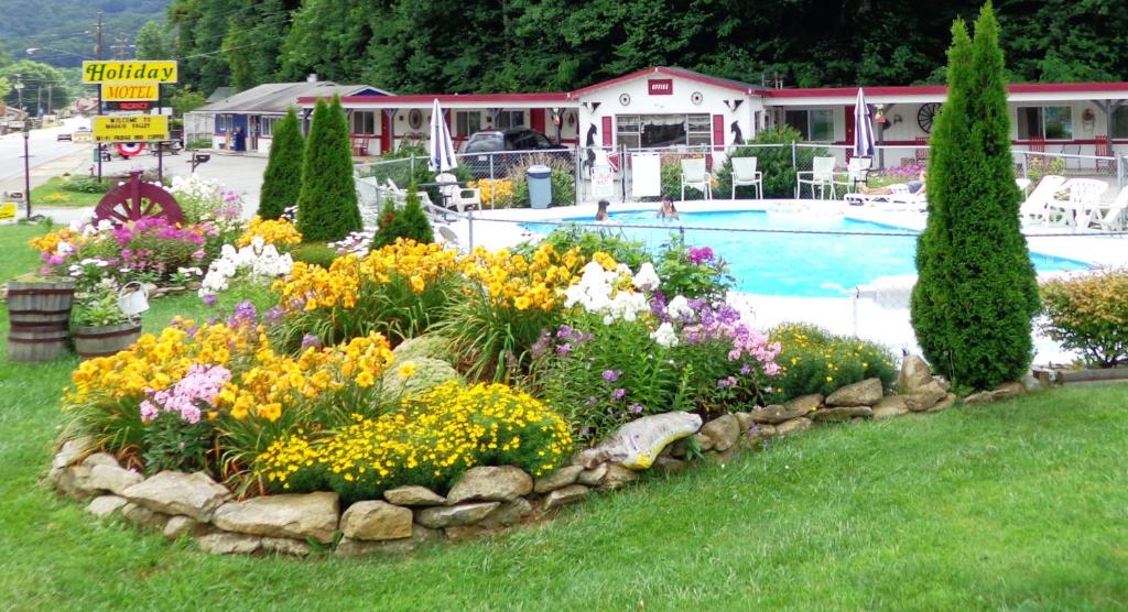 马吉谷假日汽车旅馆-马吉谷的游泳池旁的花卉园