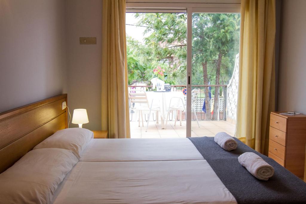 卡斯特尔德费尔斯139酒店的一间卧室设有一张床和一个带庭院的窗户。