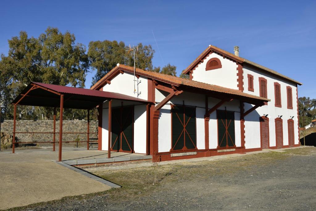Estación del SoldadoCasa Rural ESTACIÓN DEL SOLDADO的白色和棕色的建筑,有红色的屋顶