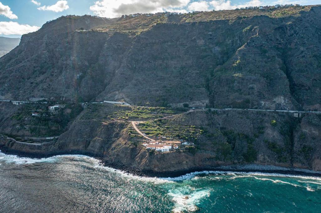 洛斯雷亚莱霍斯Hacienda el Terrero的近海山脉的空中景观