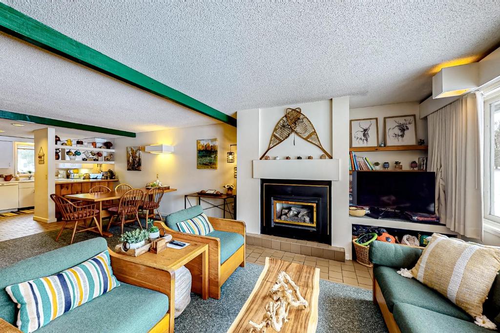 斯托Village Green II的客厅设有蓝色的沙发和壁炉