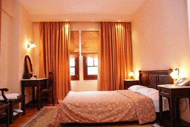 卡拉维塔奇奈莎酒店的一间卧室设有一张床和一个窗口