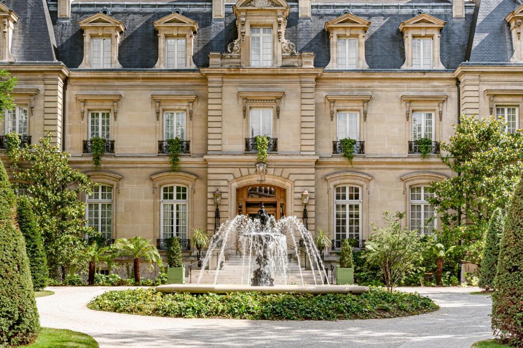 巴黎圣詹姆斯酒店的建筑物前的喷泉
