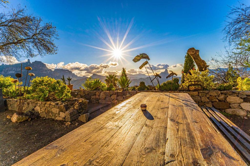 克鲁兹·德·特赫达芬卡拉伊拉度假屋的一张背面有太阳的木桌