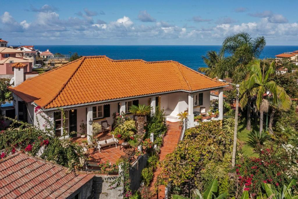 圣维森特Casa dos Terços by An Island Apart的享有橙色屋顶房屋的空中景致