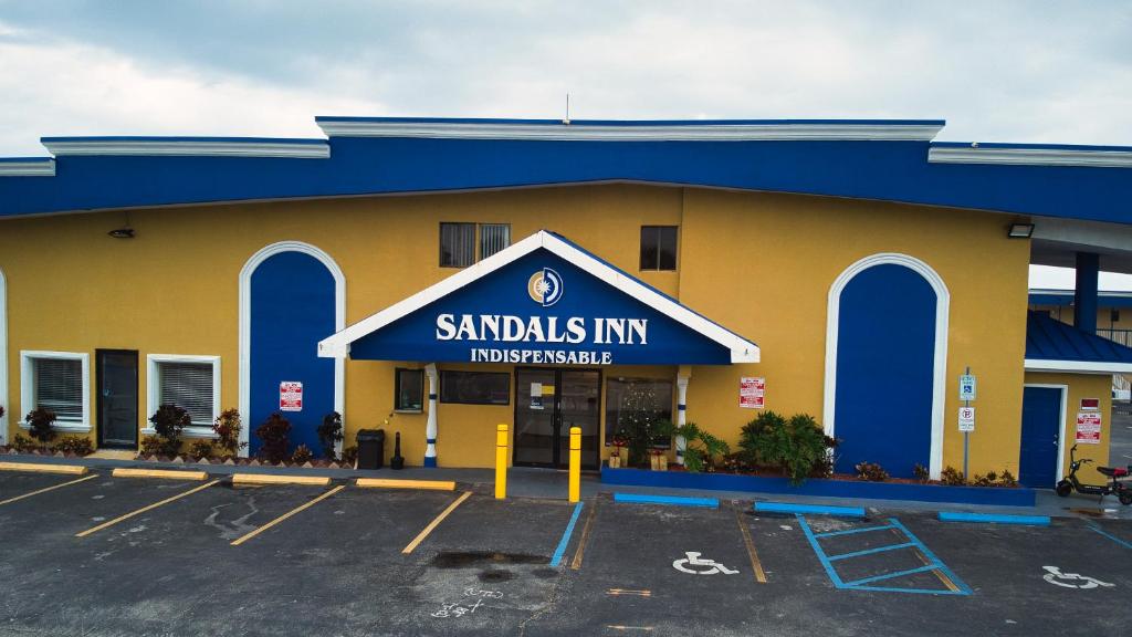 代托纳海滩Sandals Inn的一座大建筑,上面有读三明治的标牌