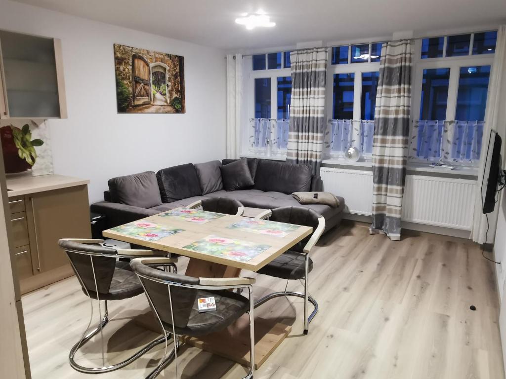 诺特海姆Ferienwohnung Northeim City的客厅配有沙发和桌椅
