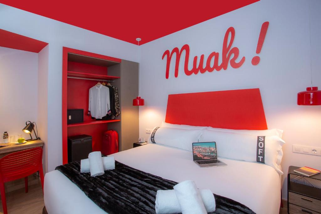 巴塞罗那Casual Colours Barcelona的一间卧室配有一张白色大床和红色床头板