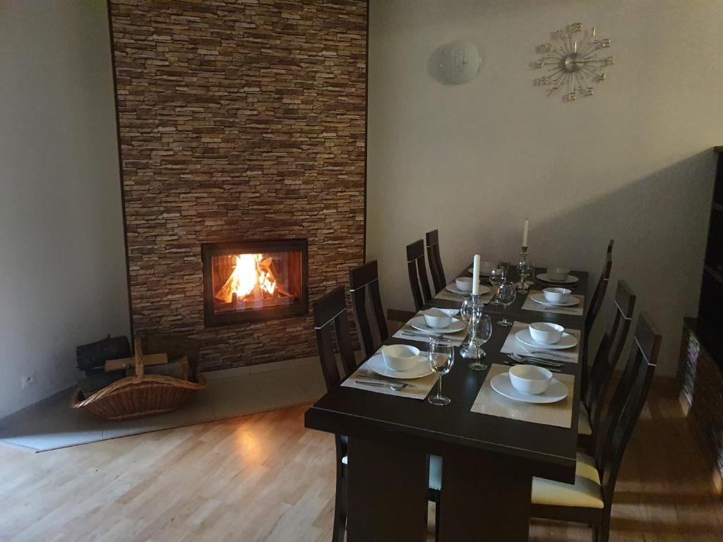 SabinovVila Almini Drienica Lysa的一间带桌子和壁炉的用餐室