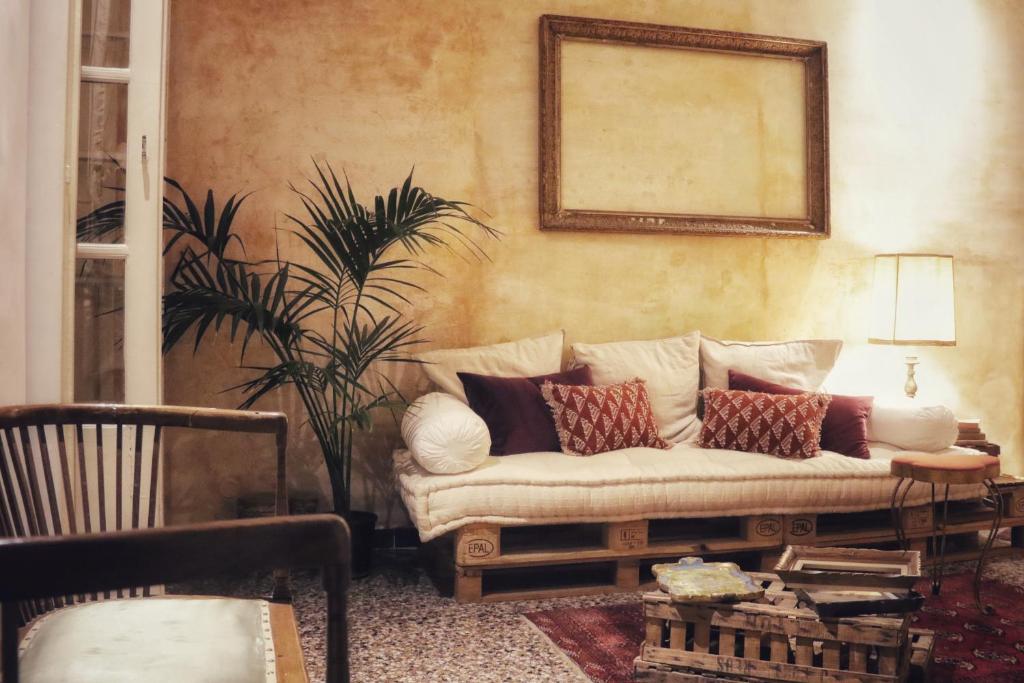热那亚Casa Ramé的客厅配有带枕头的沙发