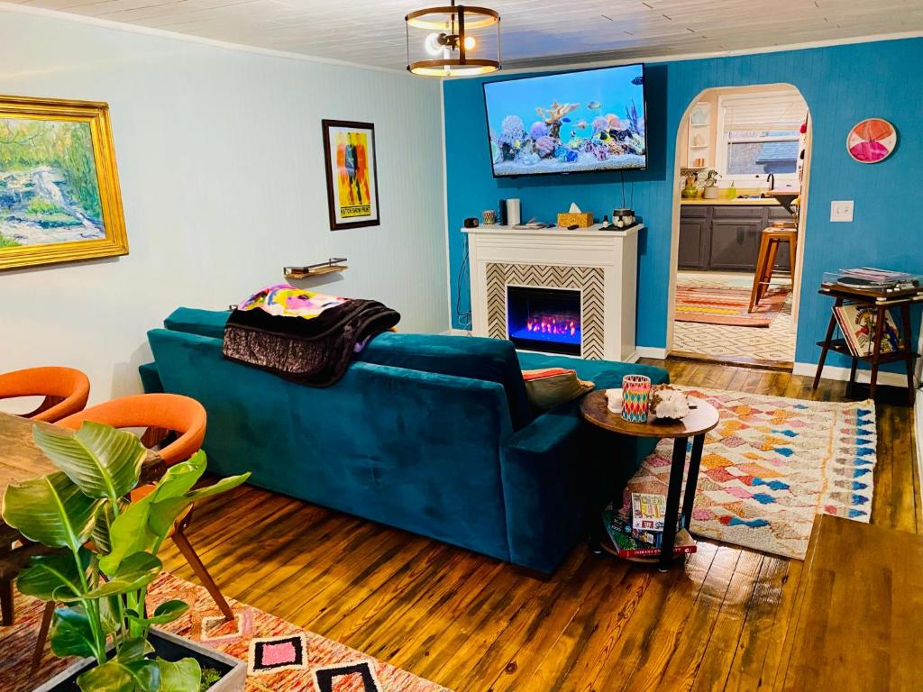 布卢明顿Boho-Chic Travel Pad - Unit 2的客厅设有蓝色的沙发和壁炉