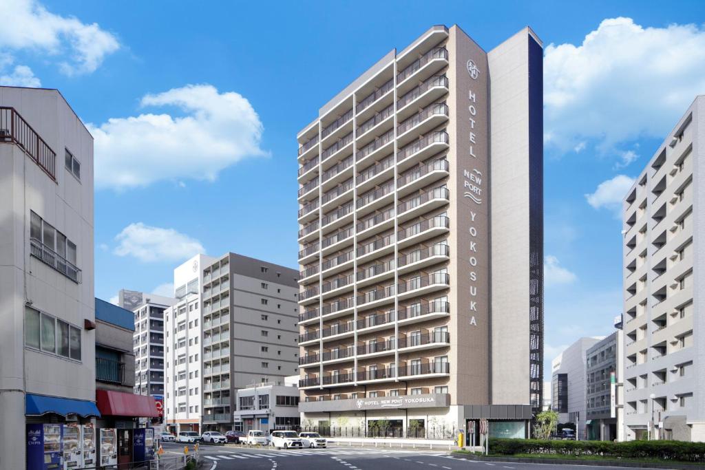 横须贺市Hotel New Port Yokosuka的城市高楼 ⁇ 染