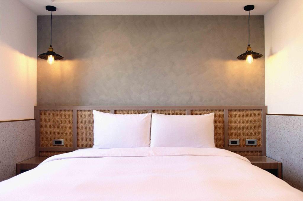 员林康桥商旅 - 员林馆 的卧室配有一张带两个灯的大白色床