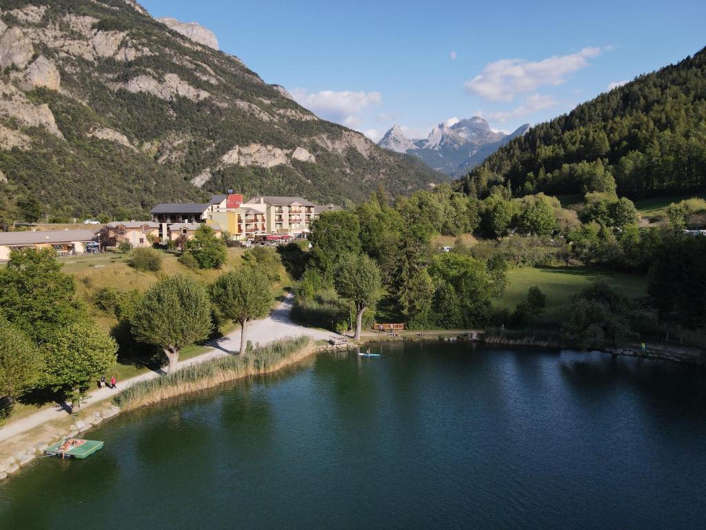 勒洛泽于拜Hotel-Restaurant La Lauzétane的享有山脉背景的河流美景