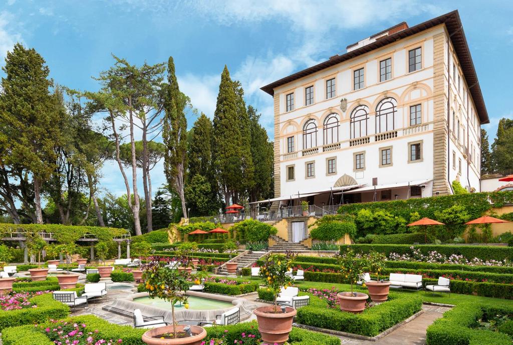 佛罗伦萨Il Salviatino Firenze的建筑前带花园的建筑