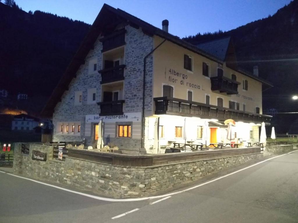 LanzadaFior di Roccia - Valmalenco - Hotel & Mountain Restaurant的街上的一栋建筑