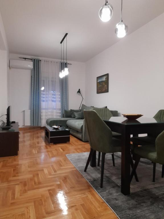 阿然德洛维克Apartman Green wood的客厅配有桌子和沙发
