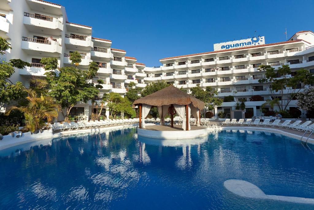 洛斯克里斯蒂亚诺斯Aguamar Apartamentos, Los Cristianos Downtown的酒店前方的大型游泳池