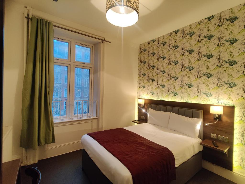 伦敦切尔西别墅住宿加早餐酒店的一间卧室设有一张床和一个窗口