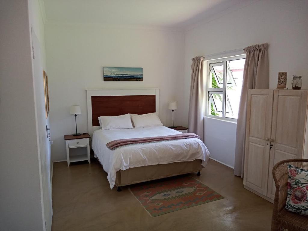 海姆维尔Sani's Rest的一间卧室设有一张大床和一个窗户。