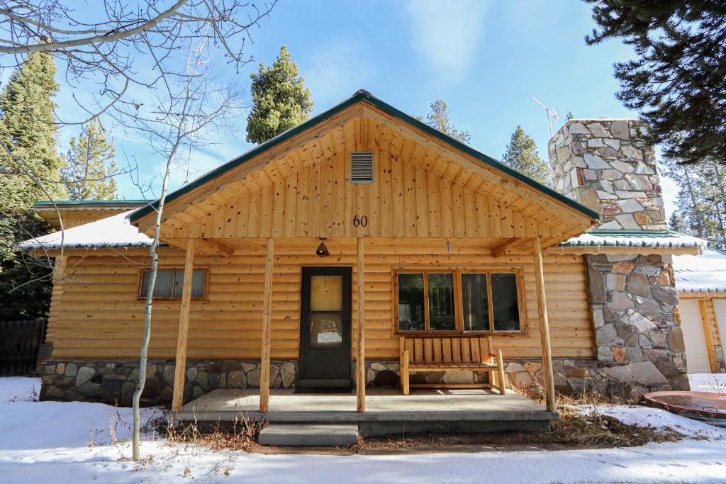 西黄石South Fork Cabin的雪中带前门的小木屋